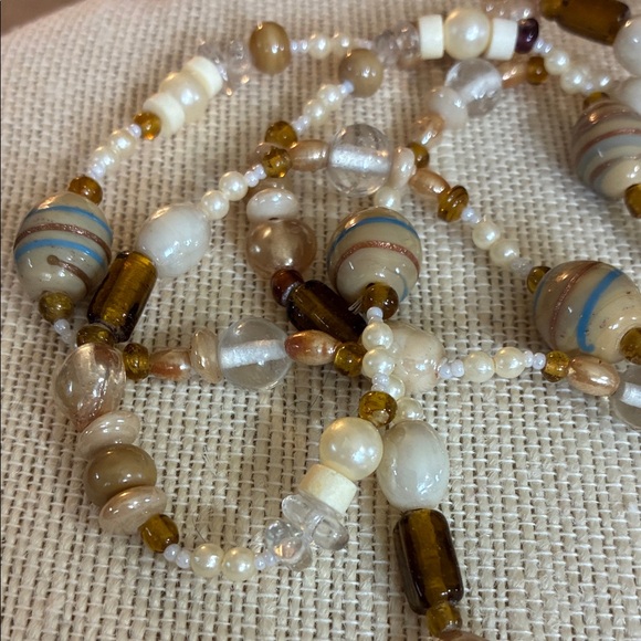 Elegant vintage Beaded Necklace with Tan and Cream Accents - Picture 8 of 9